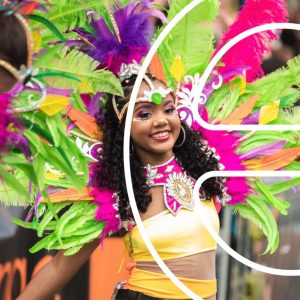 Femme de la troupe Hot'n Spicy Carnaval 2025 avec Dauphin Telecom