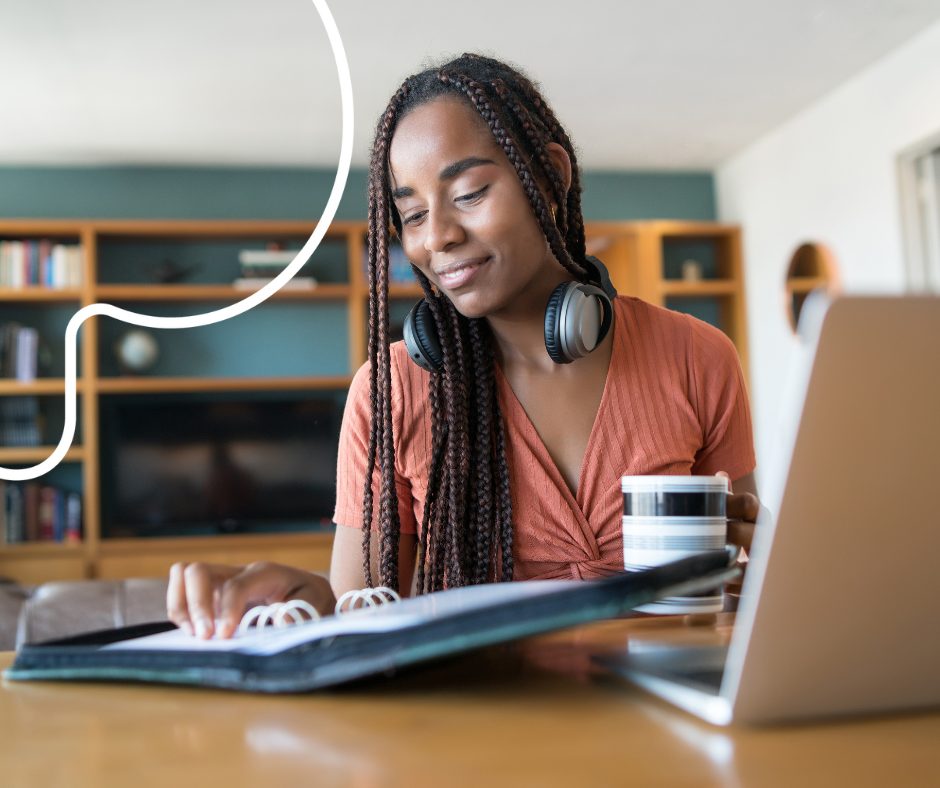 Une dame en télétravail 