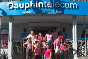 L'équipe de Dauphin Telecom habillée en rose