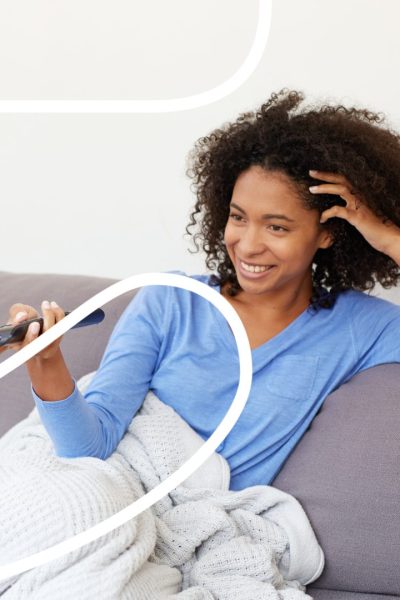 Une femme devant la télévision