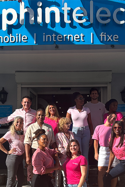 L'équipe de Dauphin Telecom habillée en rose